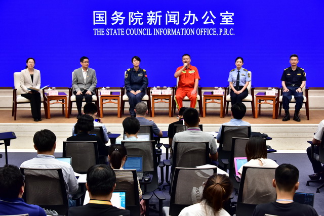 国新办五位“交通长”与中外记者见面会现场。摄影/章轲